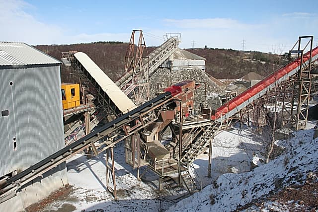 Troughed belt conveyors transferring crushed rock in a quarry plant