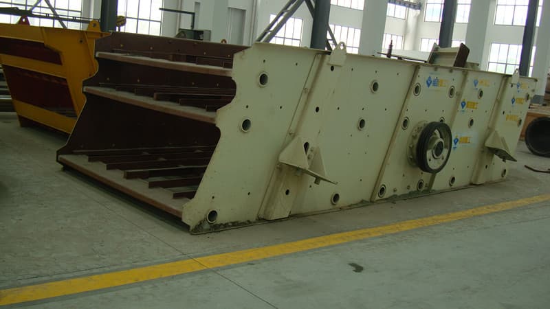 Multi-deck circular vibrating screen in a fabrication workshop